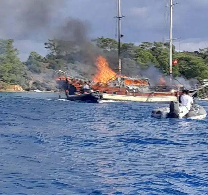 Göcek’te tekne yangını
