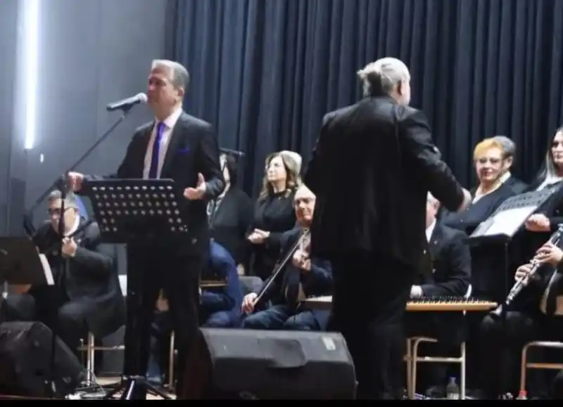 Aydın’da yıllarca valilerin makam şoförlüğünü yapan Danyal, sesiyle dinleyenleri mest ediyor
