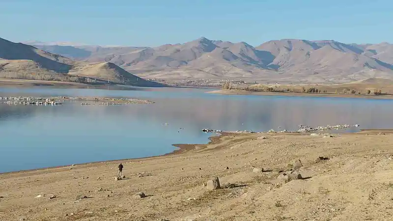 Erciş’teki barajları kuraklık vurdu: Su seviyesi kritik seviyelere düştü
