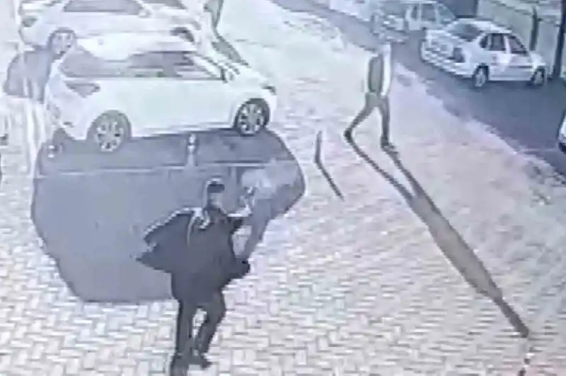 Tetikçinin otobüs firması sahibine silahlı saldırısı kamerada

