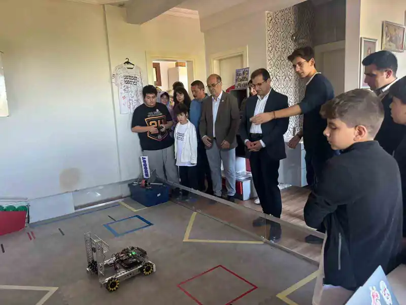 Salihli Kaymakamı Güldoğan, geleceğin bilim insanlarıyla buluştu
