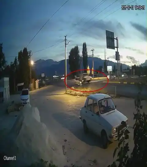 Antalya’da  hafif ticari araçla otomobil çarpıştı: 4 yaralı
