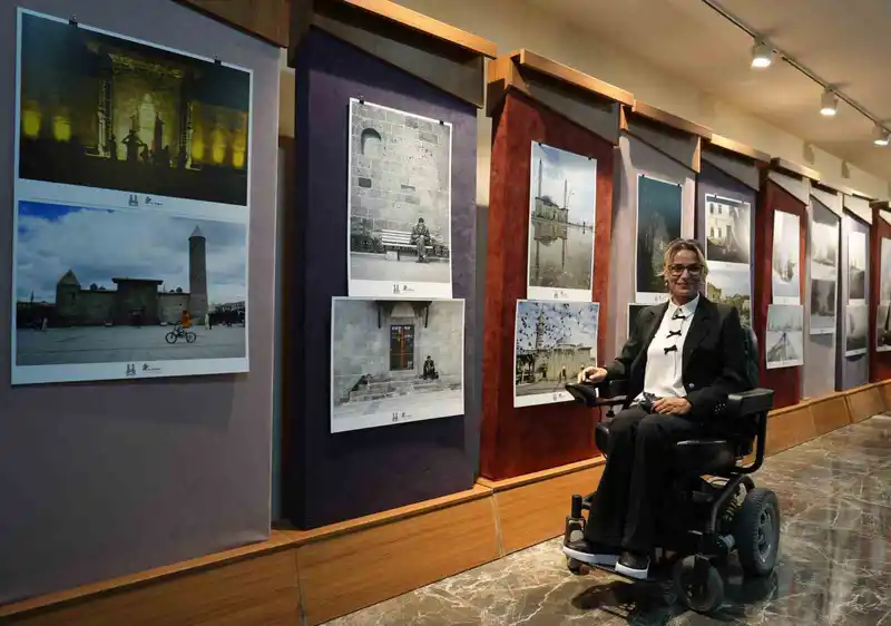 Hediye fotoğraf makinesiyle engelleri aştı
