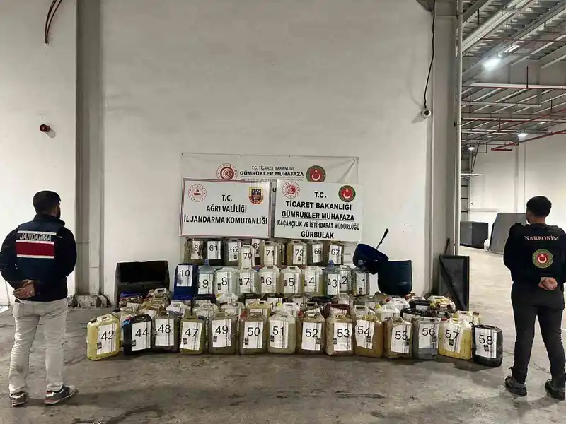 İran’dan gelen otobüste 1 ton sıvı metamfetamin ele geçirildi
