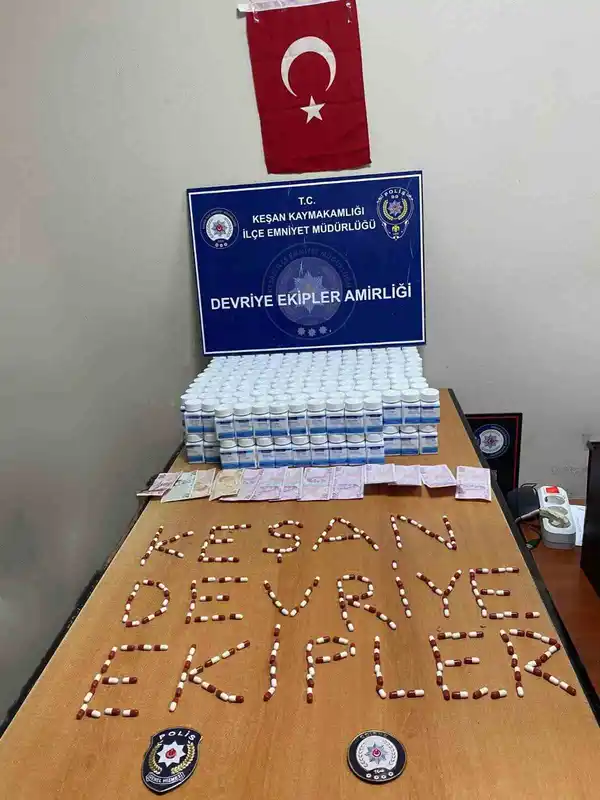 Keşan’da park halindeki araçta 16 bin 744 adet uyuşturucu hap ele geçirildi
