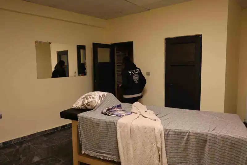 Nevşehir’de masaj salonuna fuhuş operasyonu: 5 gözaltı, 6 mağdur kadın kurtarıldı

