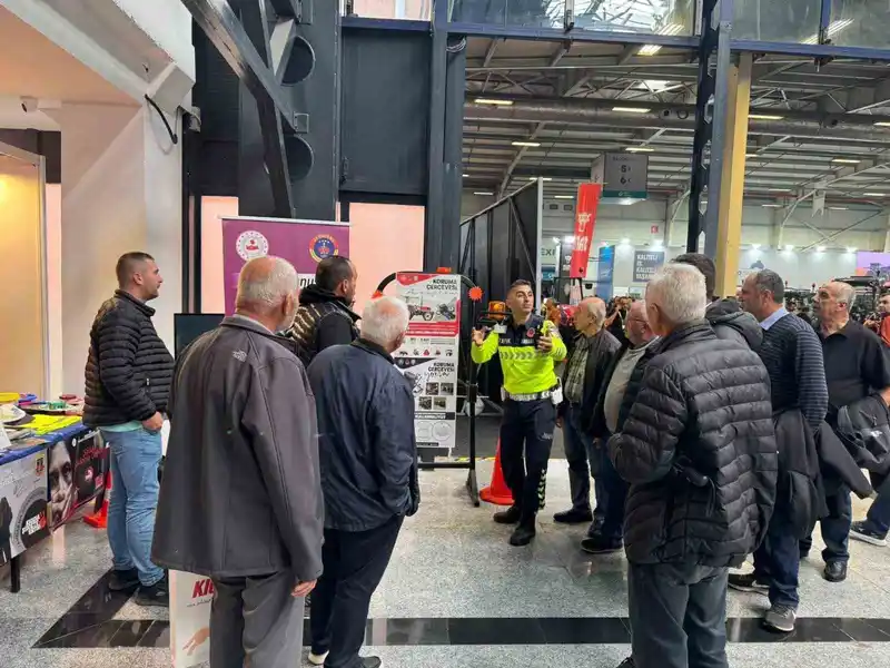 Bursa Tarım ve Hayvancılık Fuarı’nda jandarmadan traktör sürücülerine trafik eğitimi
