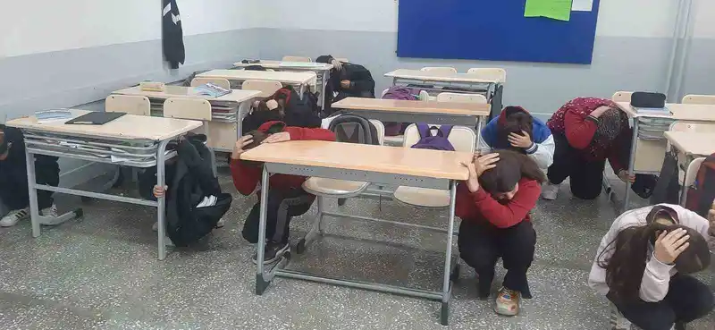 Denizli’de afetler ve dayanıklılık ayı etkinlikleri kapsamında okullarda eş zamanlı tatbikat yapıldı
