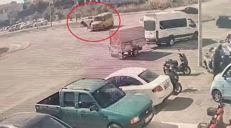 Antalya’da taksi ile çarpışan motosikletli yaralandı
