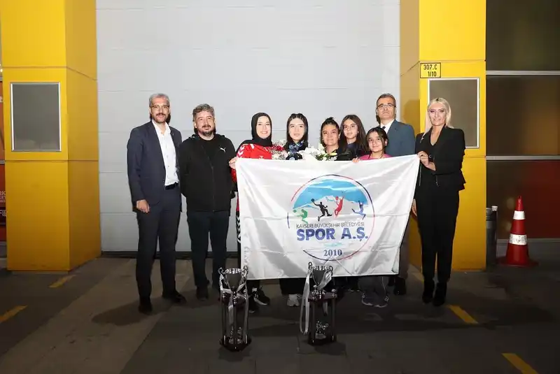 Dünya Şampiyonuna coşkulu karşılama
