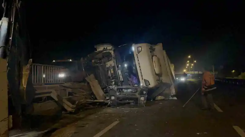 Kontrolden çıkan tır, bariyerleri biçtikten sonra yan yatarak durabildi
