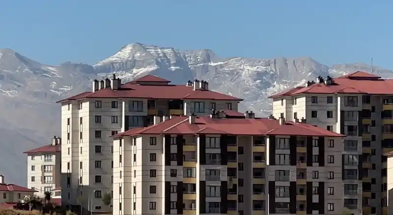 Yüksekova’da araçların camları buz tuttu, dağların tepesi beyaza büründü
