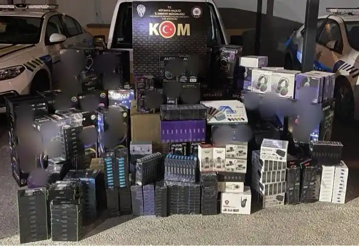Kütahya’da bir araçta çok sayıda kaçak elektronik ürün ve telefon aksesuarı ele geçirildi
