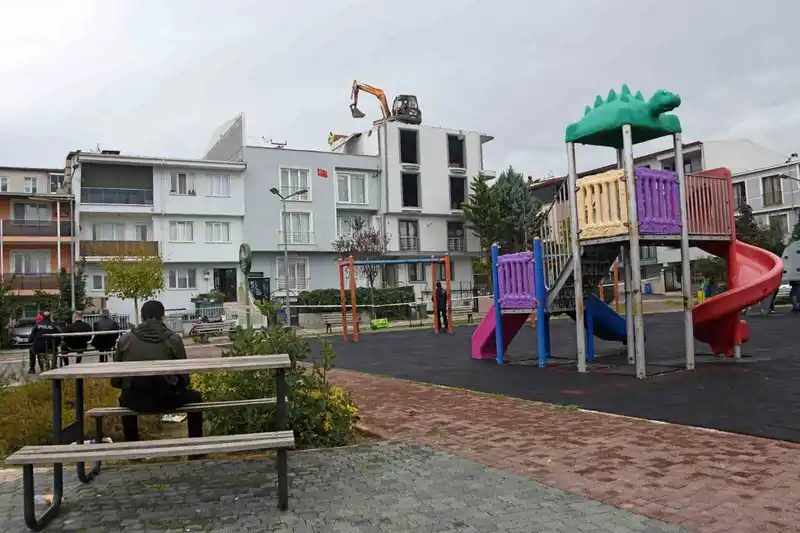 Osmangazi’de ruhsatsız katlara anında müdahale
