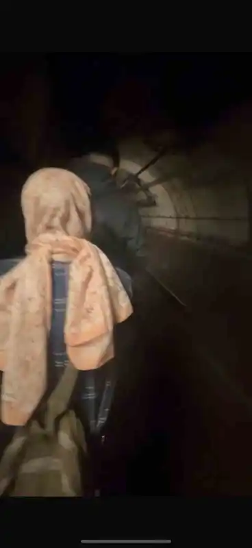 Kadıköy metrosunda intihar girişimi: Vatandaşlar raylarda yürüdü
