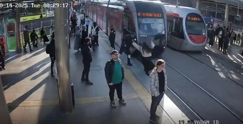 Güvenlik görevlisi genç kızı tramvayın altında kalmaktan son anda kurtardı: O anlar kameraya yansıdı
