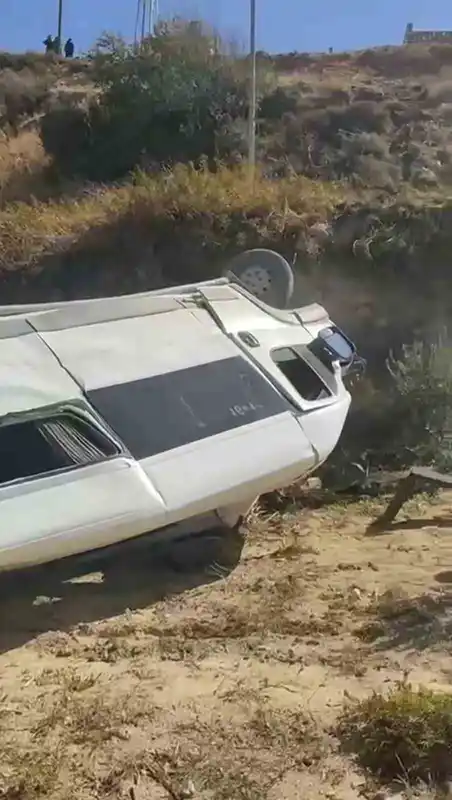 Uçurumdan yuvarlanan servisin sürücüsü yaralandı
