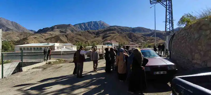 Uzundere’de yol mağduriyeti: 200 metrelik mesafe 3 kilometreye çıktı
