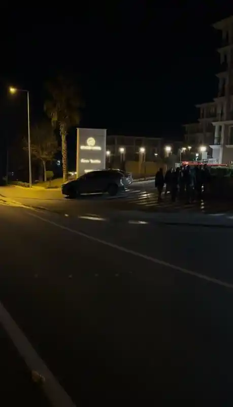 Motosikletli saldırganlar 4 kişinin bulunduğu otomobili kurşunladı
