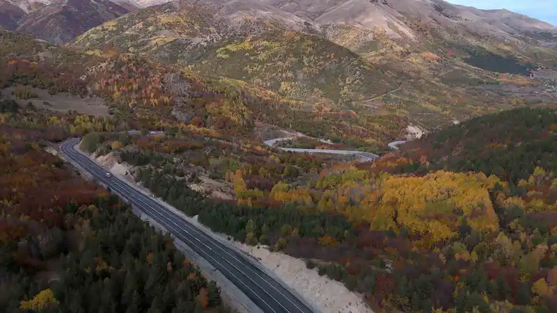 2 bin rakımlı geçitte masalsı görüntüler oluştu, renk cümbüşü dron ile görüntülendi
