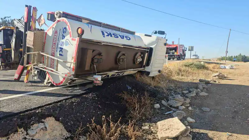 Gaziantep’te devrilen yakıt tankerinin sürücüsü yaralandı: İtfaiye önlem aldı
