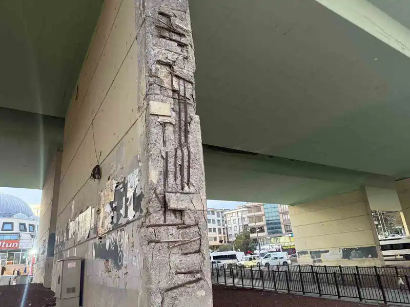 Esenyurt’ta betonları dökülen köprü tehlike saçıyor
