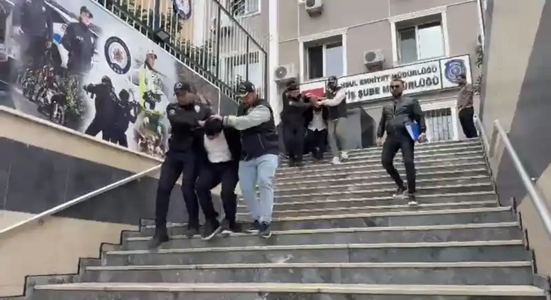 Gaziosmanpaşa’da kuyumcuyu darp edip 1 kilo altın ve 300 bin lirayı çaldılar: 5 şüpheli Kars’ta yakalandı
