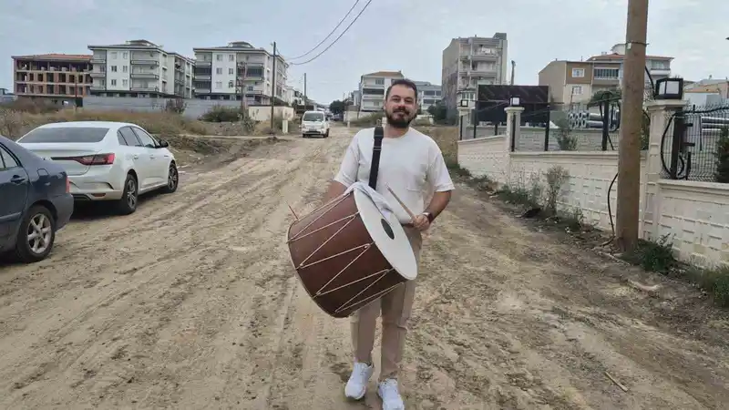 Bozuk yollara davulla maniyle tepki gösterdi
