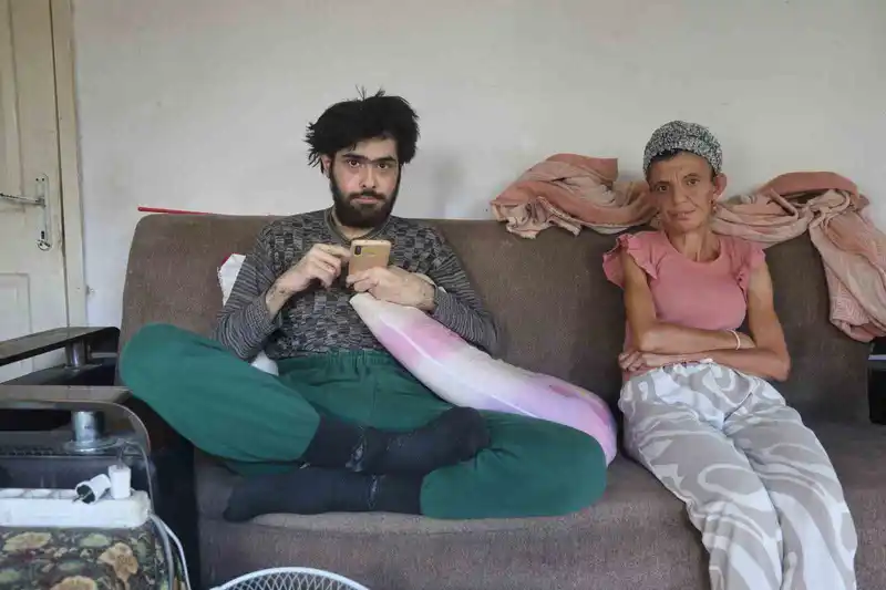 Telefon bağımlısı genç: 3 yıldır evden dışarı ne tek bir adım attı ne de beslenmek dışında bir şey yaptı
