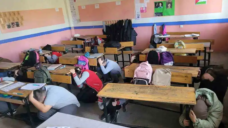 Bolvadin’de okullarda deprem ve tahliye tatbikatı
