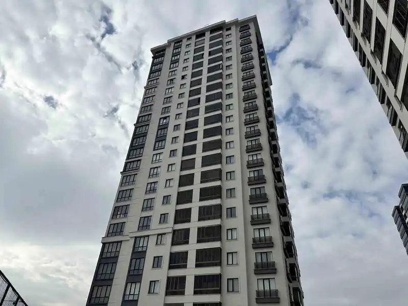 Binanın 14. katından düşerek ölen kadının nişanlısı ilk duruşmada tahliye edildi
