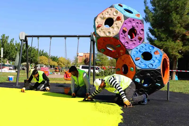 Parklardaki çocuk oyun ve spor alanları yenileniyor
