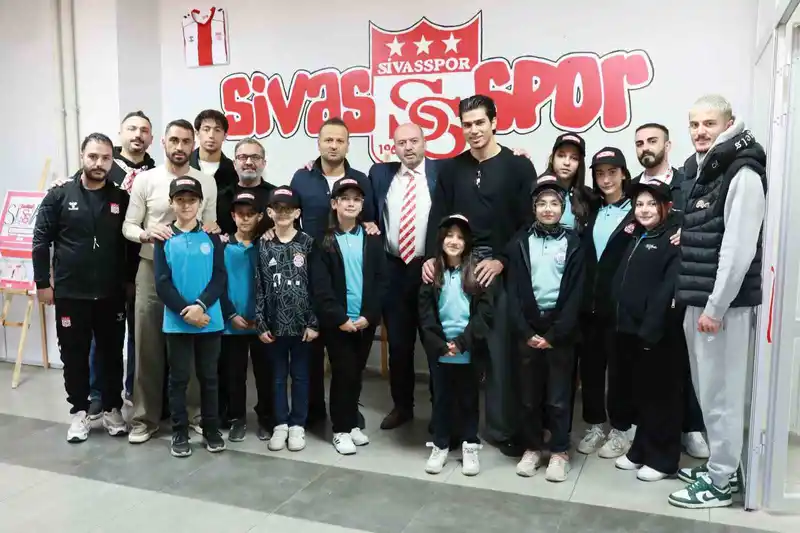 Ortaokul öğrencileri Sivasspor sevgisini resmetti, futbolcular sergiyi açtı
