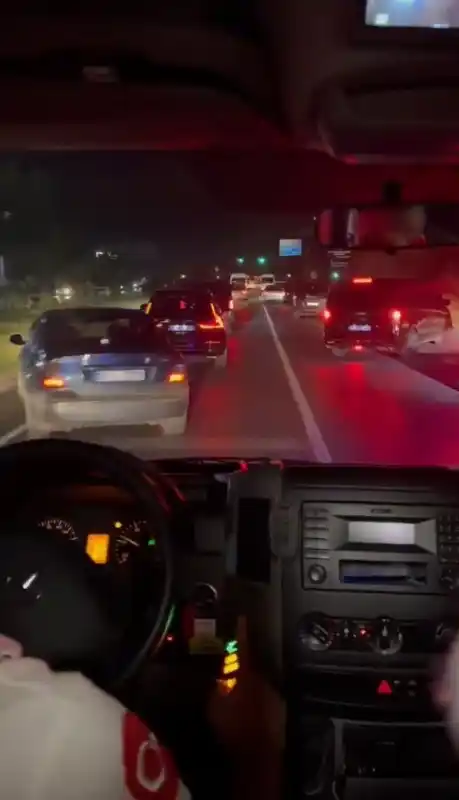 Fermuar sistemiyle ambulansa yol verilmesi sosyal medyada gündem oldu
