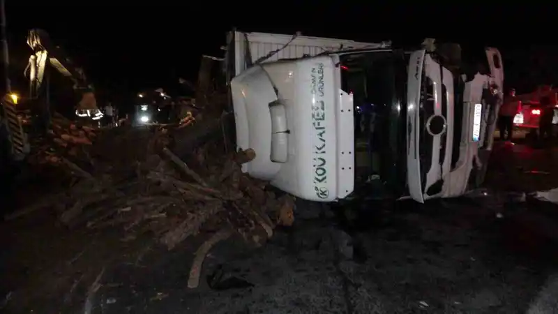 Antalya’da odun yüklü kamyon devrildi, trafik 3 saat durdu
