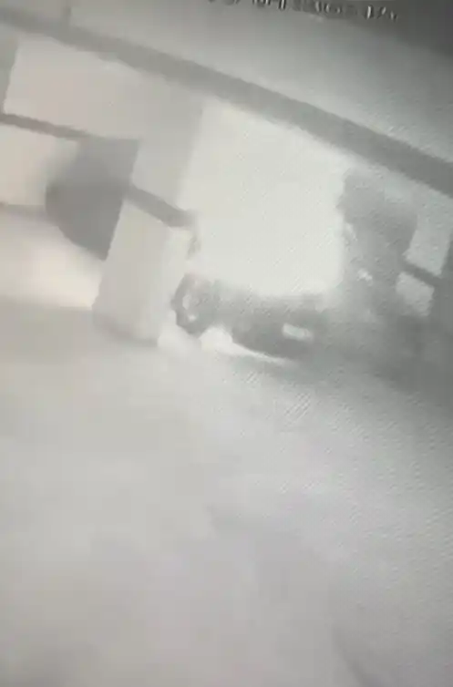 Otoparkta park halinde bulunan araç alev alev yandı
