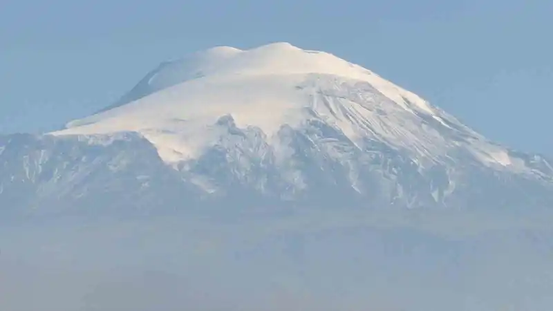Ağrı Dağı’nda yağan karla kartpostallık görüntüler oluştu

