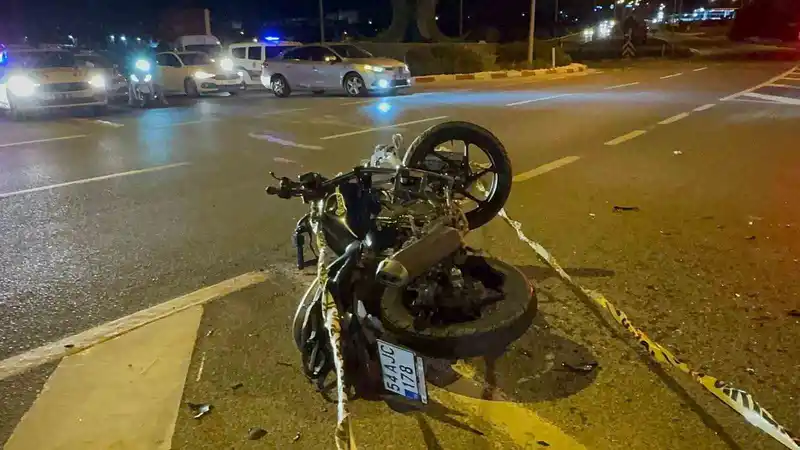 Motosiklet ile midibüs çarpıştı: 1 ölü
