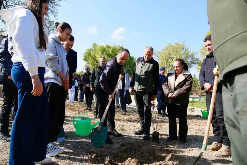 Öğrenciler, polis ekipleriyle birlikte fidan dikti
