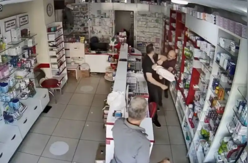 Mersin’de muadil ilaç verdiği için eczacı kalfasının kafasını sopayla yaran saldırgan, cebinden çıkardığı bıçakla üzerine saldırdı
