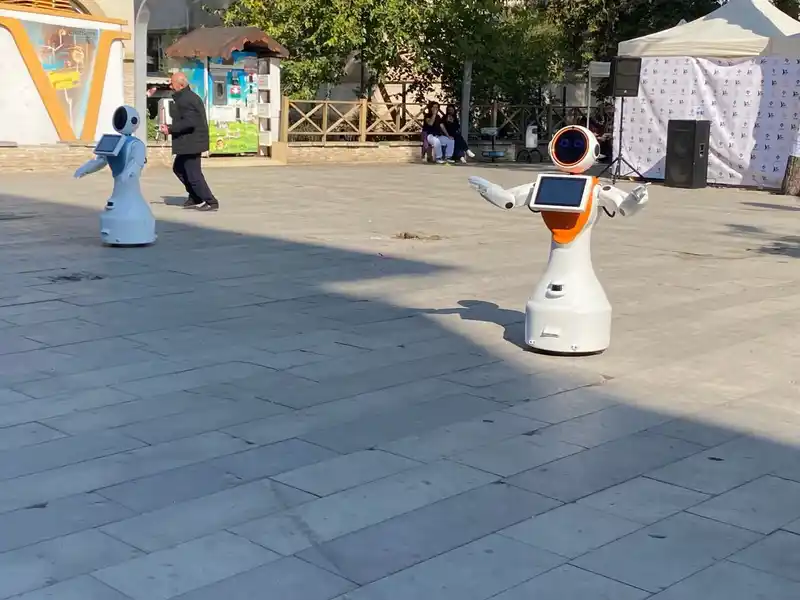Zeybek oynayan robotlar Bilim Şenliği’nde ilgi topladı
