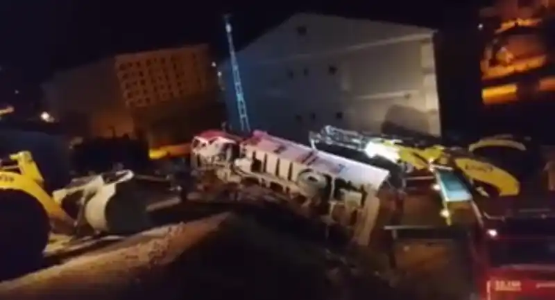 Yüksekova’da odun yüklü kamyonet devrildi
