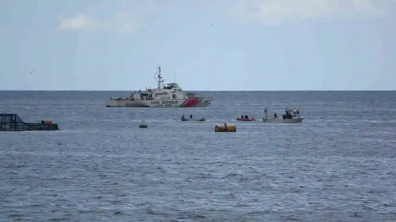 Denizde teknesi terk edilmiş halde bulunan balıkçı için arama çalışması başlatıldı
