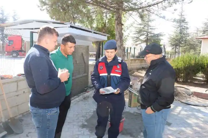 Jandarmadan vatandaşlara kadına şiddetle mücadele eğitimi
