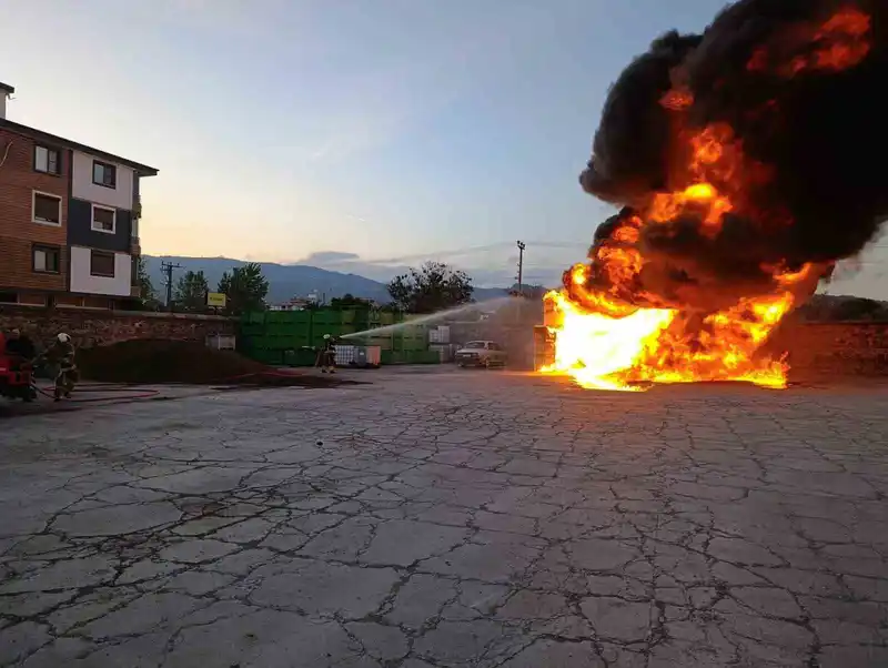 Havran’da zeytinyağı tesisinde çıkan yangın söndürüldü
