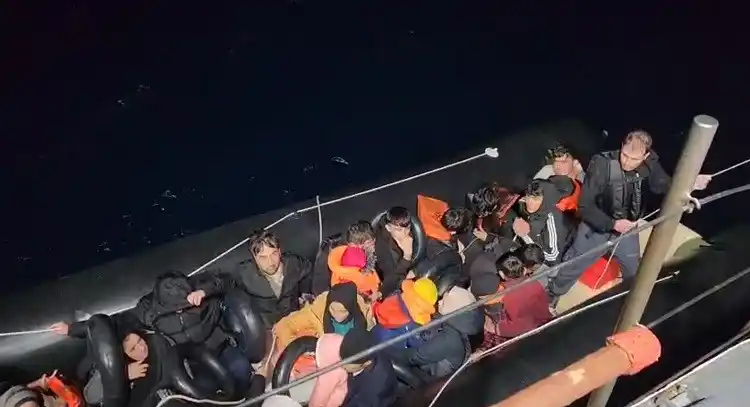İzmir açıklarında peş peşe göçmen yakalama ve kurtarma operasyonları
