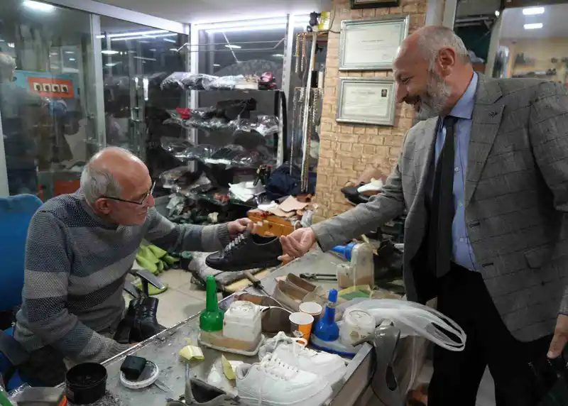 Yağışlar başladı, ayakkabı tamircilerinin yüzü güldü
