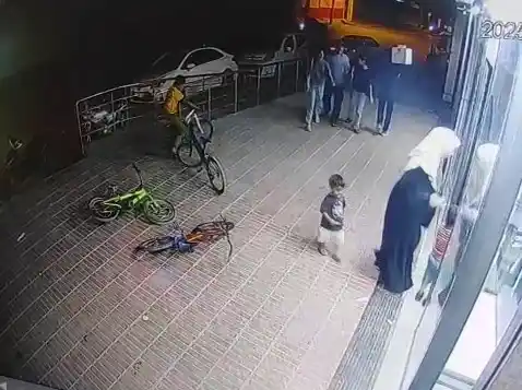 Markete alışveriş için girdi, bisikleti çalındı: Hırsızlık anı kameraya yansıdı
