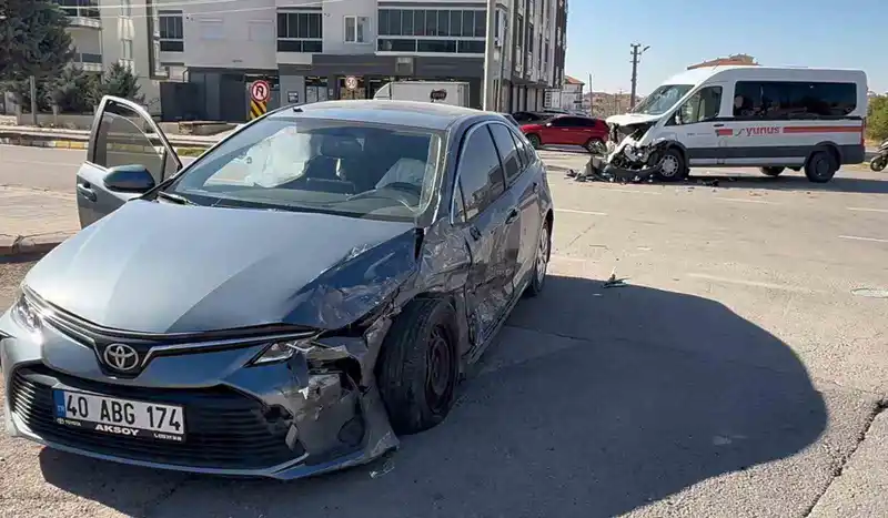 Aksaray’da otomobil ile servis minibüsü çarpıştı: 1 yaralı
