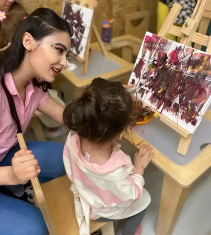 Karşıyaka’nın sanatçı öğretmeni, çocuklara sevgiyi, tuvale hayali işliyor
